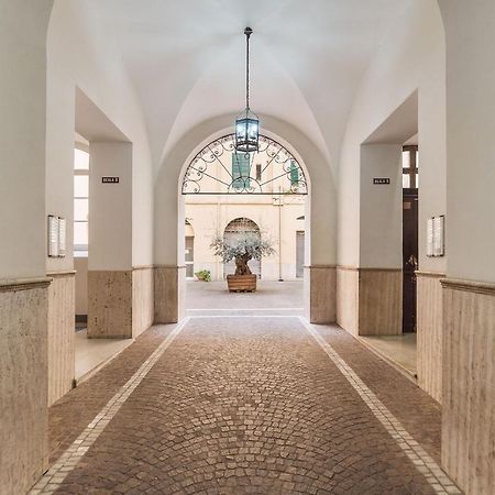 Colosseo & Colle Oppio Cozy Apartment ローマ エクステリア 写真